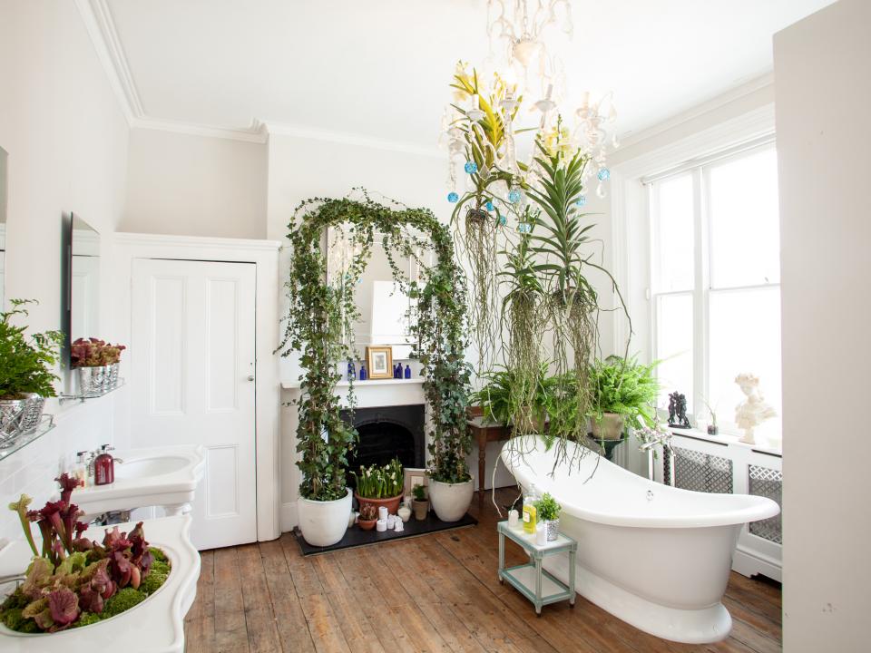 Mark Roemer Oakland Provides You with Tips on Giving Your Old Bathroom A Facelift